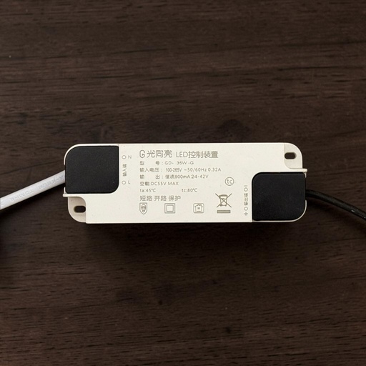 [GD-35W-G
G光同亮 LED控制装置
型号：GD-35W-G
输入电压：100-265V ~50/60Hz 0.32A
输出：恒流900mA 24-42V
空载：DC55V MAX
ta:45°C tc:80°C
短路 开路 保护] درايفر 35 وات 900 مللي امبير - علبه بلاستيك