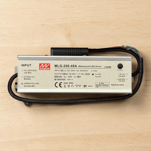 [JM MV WELL MLG-200-48A Waterproof LED driver
LED控制装置
INPUT (): 100-240V~2A 50/60Hz
OUTPUT（输出）36-48V= 4.16A（恒流）
配套光源：Max.200W LED 块
最大输出电压：63V=
PF>0.95
Tc=85°C Ta=60°C
CE ROHS IP65 SELV
MADE IN CHINA] درايفر 200 وات - منويل 4160 مللي امبير