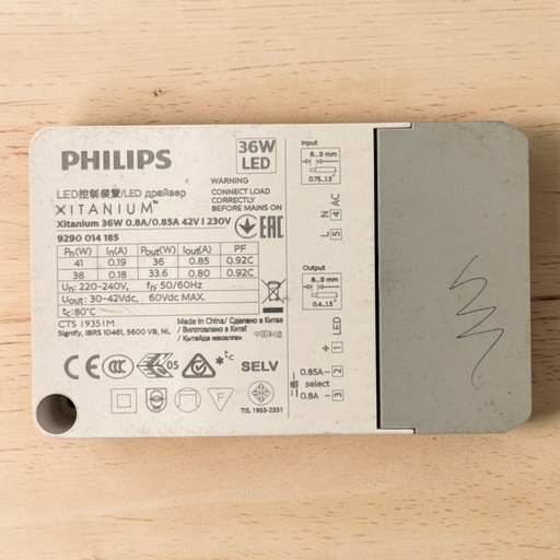 [PHILIPS 36W LED Xitanium 36W 0.8A/0.85A 42V | 230V 9290 014 185
LED控制裝
Pn (W) 41,38
In(A) 0.19,0.18
Pout(W) 36,33.6
lout(A) 0.85,0.80
PF 0.92C
Un: 220-240V. fn: 50/60Hz
Uout: 30-42Vdc, 60Vdc MAX.] LED Driver — فيليبس, 36W, 850mA
