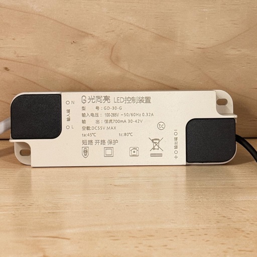 [GD-30W-G
G光同亮 LED控制装置
型号：GD-30W-G
输入电压：100-265V ~50/60Hz 0.32A
输出：恒流700mA 30-42V
空载：DC55V MAX
ta:45°C tc:80°C
短路 开路 保护] درايفر 30 وات 700 مللي امبير - علبه بلاستيك