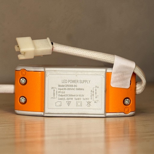 [LED POWER SUPPLY
Model: QR0305-BG
Input:85-265VAC 50/60Hz
PF:0.6
Output:DC300mA 9-18.5V
Load:(3..5)X1W Ta:45°C Tc:75C سوكت اسود ٣ تكه] درايفر3-5 وات 300 مللي امبير 3تكه - بلاستيك
