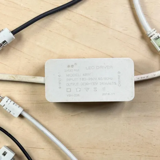 [LED Driver ZHUO RUI
MODEL: 48W
INPUT: 180-260V.50/60Hz
OUTPUT: DC90-130V 240mA+5% YSH-208 2018.11] درايفر 48 وات 240 مللي امبير- بلاستيك
